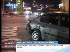 O ambulanţă în care se afla un bărbat care a făcut infarct, lovită de un șofer grăbit