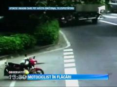 China: Motociclist în flăcări