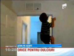 Doi copii se caţără pe tocul uşii ca să capete dulciuri