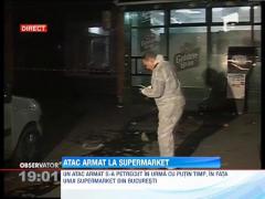 Atac armat în faţa unui supermarket! Mai mulţi oameni au fost împuşcaţi