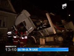 Miercurea Sibiului: Un TIR scăpat de sub control a intrat în două case