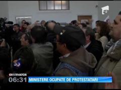Sediile mai multor ministere din Lisabona, ocupate de sute de protestatari