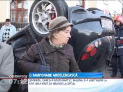 O maşină s-a răsturnat de mai multe ori într-un sens giratoriu din Bistriţa