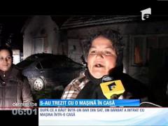 O familie s-a trezit în miez de noapte cu o maşină în casă
