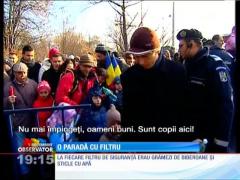 Spectatorii de la parada militară au trecut prin filtrele jandarmilor