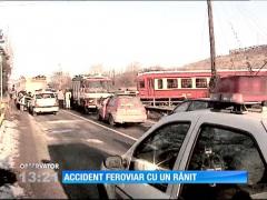 Autoutilitară, lovită în plin de un tren de călători