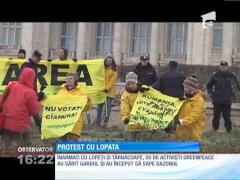 Protest împotriva exploatării miniere în faţa Casei Poporului