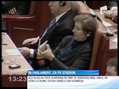 INCREDIBIL! Doi parlamentari mănâncă seminţe în plen