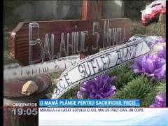 O mamă şi-a salvat pruncul, o altă mamă îşi plânge fiica
