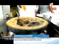 Un bucătar indian îşi bagă mâinile în ulei incins fără să sufere arsuri!