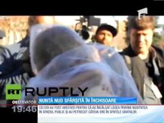 Doi britanici s-au căsătorit dezbrăcați, în mijlocul străzii