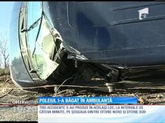 O ambulanţă în misiune a fost aruncată de pe şosea, în şanţ