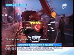 Evacuaţi din mansarda în flăcări