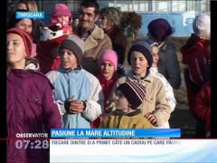 Moş Crăciun a sărit cu paraşuta de la o înălţime de 7.000 de metri