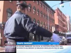 Polițistul DANSATOR! Americanii râd de el în hohote