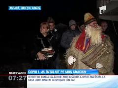 Moş Crăciun s-a întâlnit cu copiii din Galaţi şi din Argeş