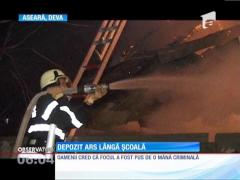 Depozit de cherestea ars lângă o școală din Deva