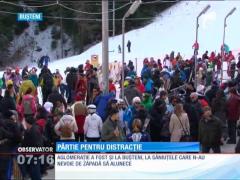 După mesele îmbelşugate de Crăciun, mii de turişti au ales să facă mişcare pe pârtie