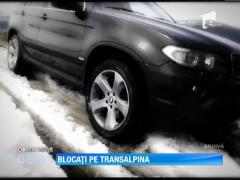 Înzăpeziţi pe Transalpina, salvați după 6 ore