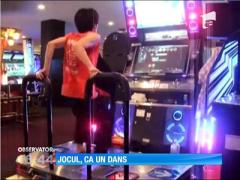 Japonezul care se joacă în timp ce dansează