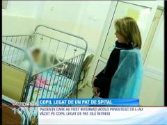 Copil legat de pat cu hamuri de un sistem medical cu personal insuficient