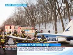Un avion de mici dimensiuni a aterizat în plin trafic, pe o șosea din SUA