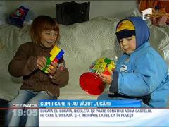 Copiii care n-au văzut niciodată jucării. Azi au zâmbit