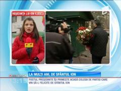 Traian Băsescu i-a oferit un coş enorm cu trandafiri lui Ion Iliescu!