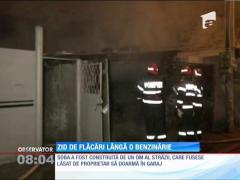 Pericol extrem. Un garaj din apropierea unei benzinării a luat foc