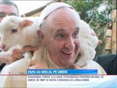 Papa Francisc face spectacol! S-a fotografiat cu mielul pe umeri