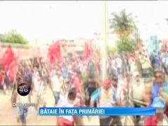 Bătaie în toată regula în faţa primăriei unui orăşel din Peru!