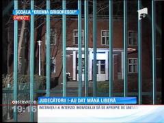 Bărbatul care s-a dezbrăcat în faţa unor eleve, cercetat în libertate