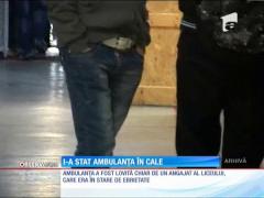 Ambulanţă tamponată de un şofer beat în curtea şcolii