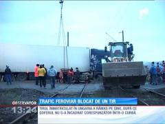 Trafic feroviar blocat de un TIR, în judeţul Alba