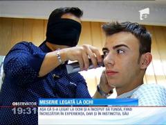 Un frizer din Capitala tunde legat la ochi