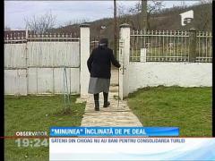 Turla bisericii din satul bihorean Chioag a început să semene cu celebrul Turn din Pisa