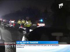 Microbuz răsturnat în şant