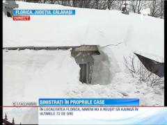 Sinistrații din localitatea Florica sunt nevoiţi să iasă pe ferestre din case!