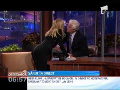 Heidi Klum l-a sărutat, în direct, de două ori pe Jay Leno