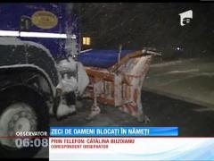 Zeci de oameni sunt blocaţi în nămeţi, in județul Constanta