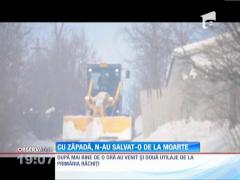 Drumul înzăpezit, barieră pentru cisternele pompierilor. O bătrână a murit