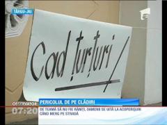 Iarna a transformat străzile în câmpuri minate! Mii de ţurţuri stau ameninţător deasupra pietonilor