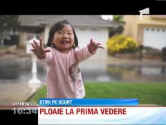 O fetiţă de 15 luni se miră că plouă! VIDEO delicios