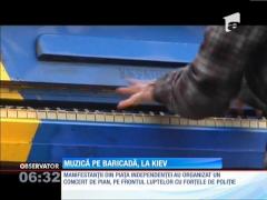 Manifestanţii de la Kiev au organizat un concert improvizat de pian