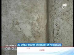 Poarta sărutului şi Masa tăcerii, acoperite de rugină după ultima restaurare