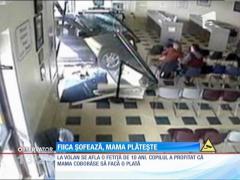 O fetiţă a intrat cu maşina într-o secţie de poliţie