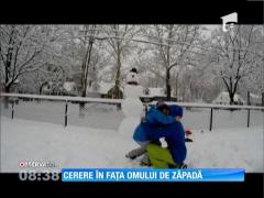 Cerere în căsătorie în fața omului de zăpadă