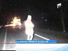 Suceava: O familie a căzut cu maşina într-o groapă apărută din senin pe şosea