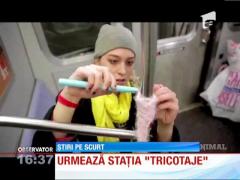 Metroul cu haine la modă: O artistă a îmbrăcat un întreg vagon, spre încântarea călătorilor