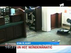 Cel mai neîndemânatic hoţ din lume: a furat 20 de mii de euro, bani pe care i-a scăpat pe jos